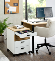 Rollcontainer mit drei Schubladen, auf Rollen, in einem modernen Büro, seitliche Perspektive.