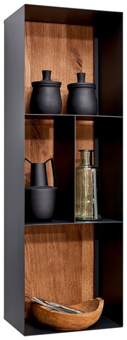 Modernes Regal mit schwarzem Rahmen und Holzhintergrund, gefüllt mit dekorativen Keramiken und Glasflasche, seitliche Perspektive