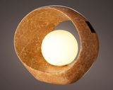 Runde Solarlampe aus Marmor mit leuchtender Kugel in der Mitte, seitliche Perspektive