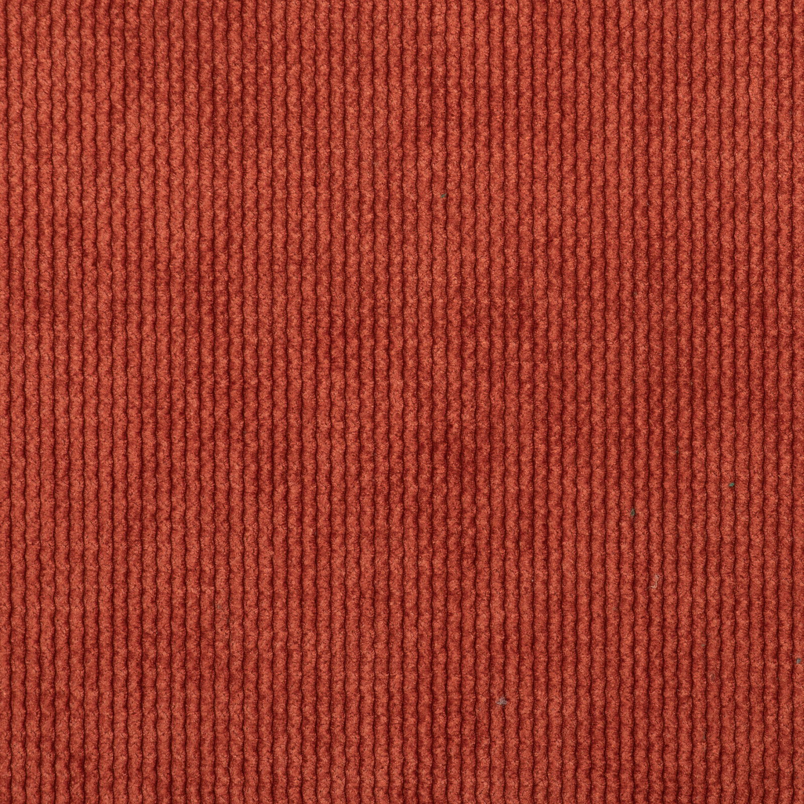 Nahaufnahme eines roten, gerippten Stoffes, möglicherweise für einen Armlehnstuhl.