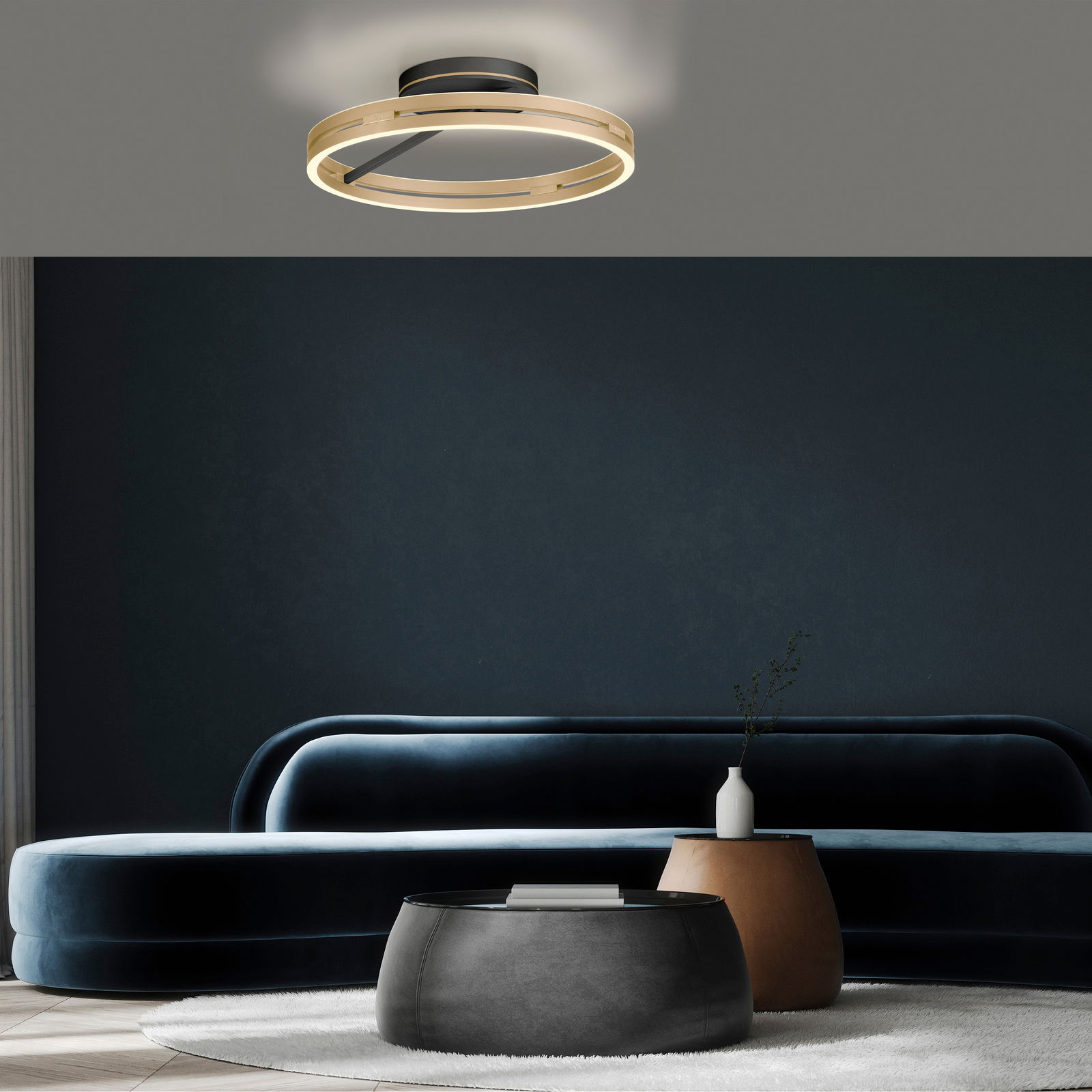 Moderne Deckenleuchte PURE Loop in einem stilvollen Wohnzimmer, von unten betrachtet.