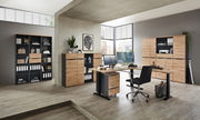 Moderne Büroumgebung mit Voleo E-Eckschreibtisch DETROIT, Aktenschränken und Regalen in Holzoptik, seitliche Perspektive.