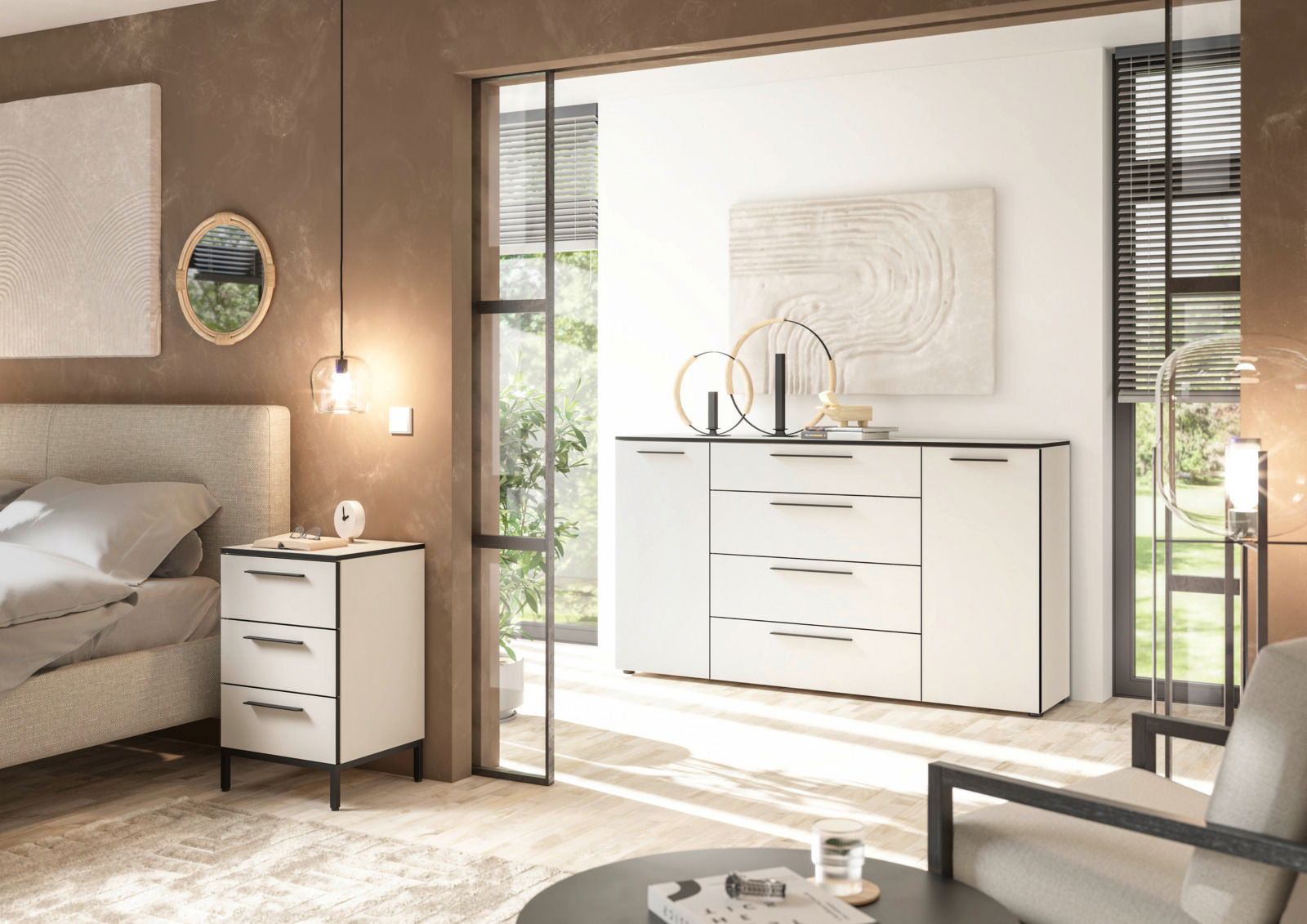 Moderne weiße Nachtkommode mit drei Schubladen, seitliche Perspektive im Schlafzimmer.