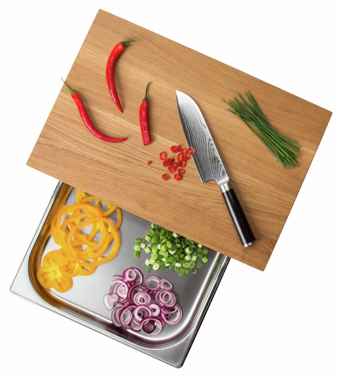 Multifunktionsbrett mit Schublade, darauf rote Chilischoten, ein Messer und Schnittlauch, darunter geschnittenes Gemüse in einer Edelstahlschale, aus der Vogelperspektive.