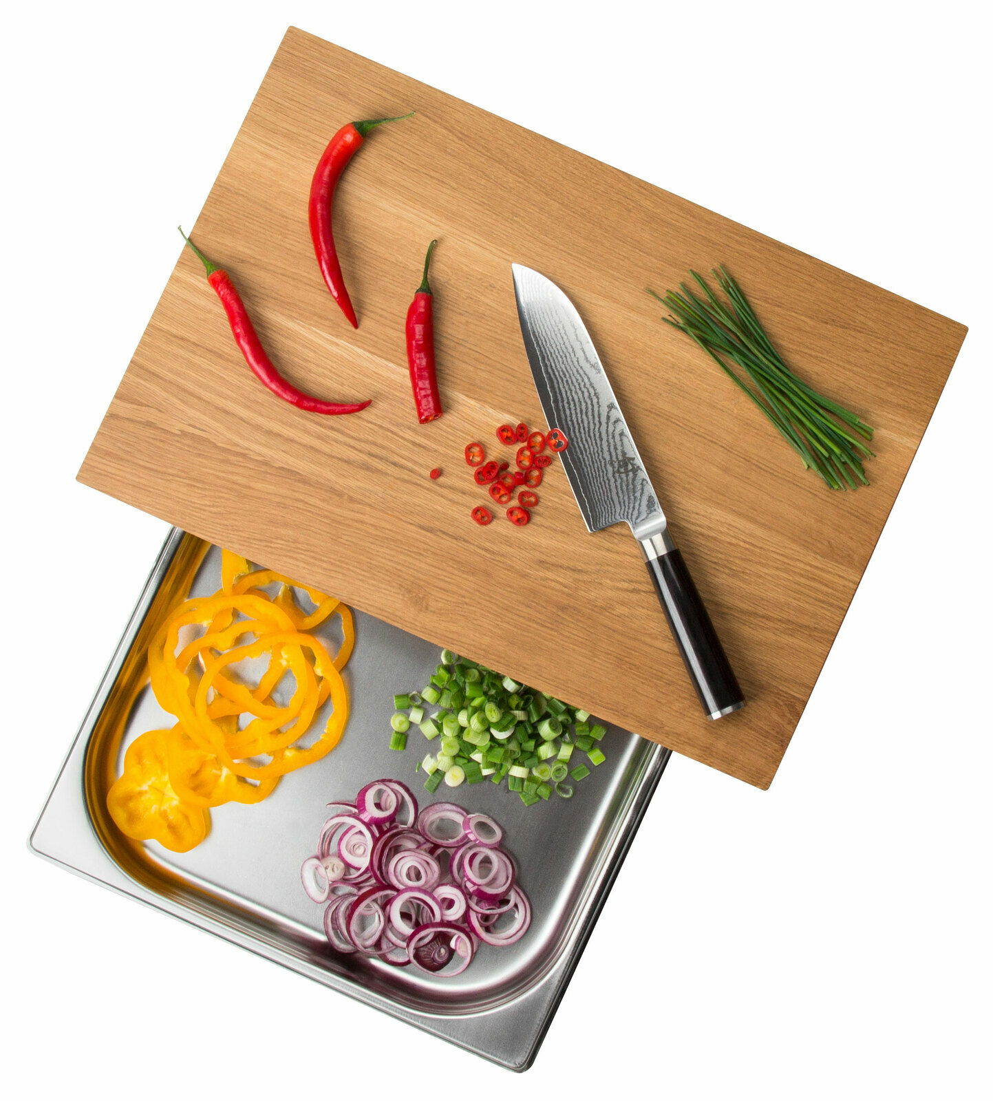 Multifunktionsbrett mit Schublade, darauf rote Chilischoten, ein Messer und Schnittlauch, darunter geschnittenes Gemüse in einer Edelstahlschale, aus der Vogelperspektive.