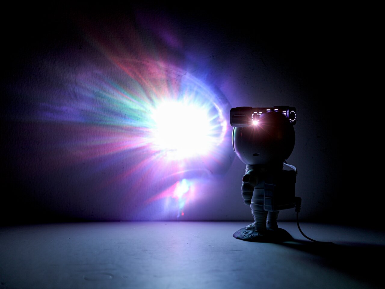 Astronautenfigur mit LED-Lichtprojektion, seitliche Perspektive