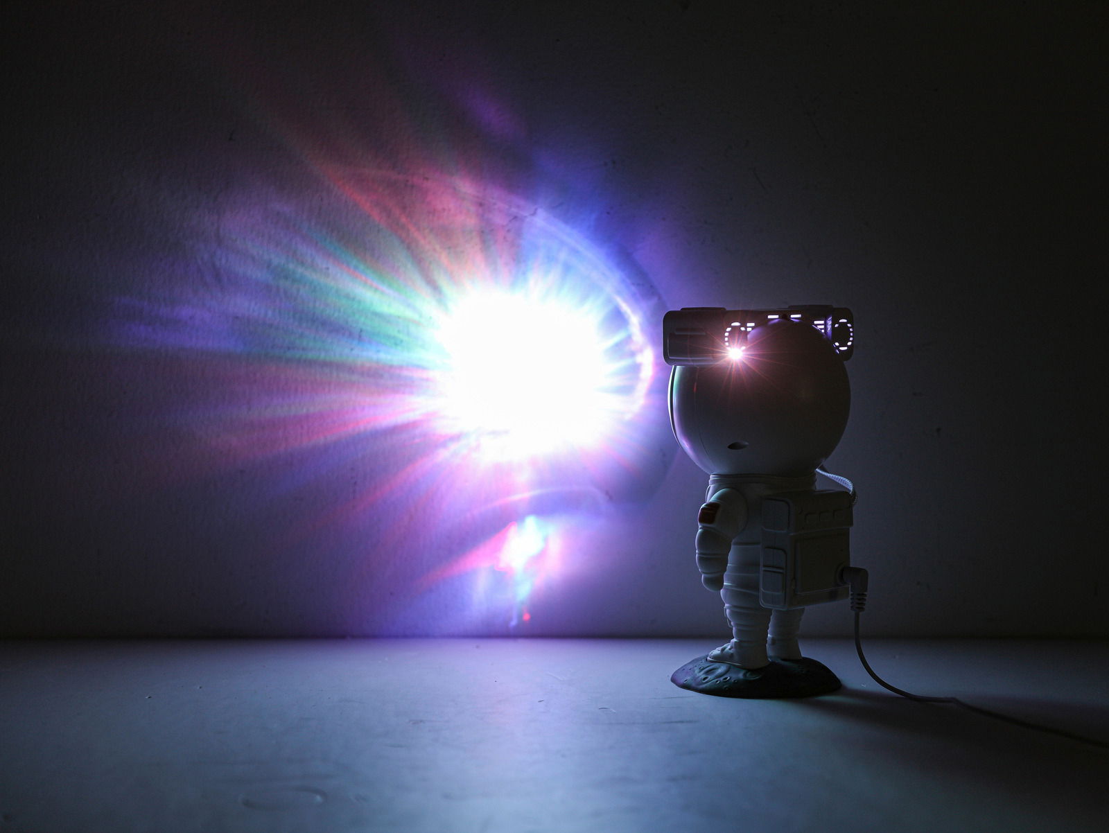 Astronautenfigur mit LED-Lichtprojektion, seitliche Perspektive