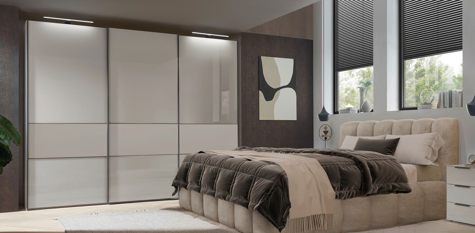 Moderner Schwebetürenschrank mit drei Türen in einem stilvollen Schlafzimmer, seitliche Perspektive.