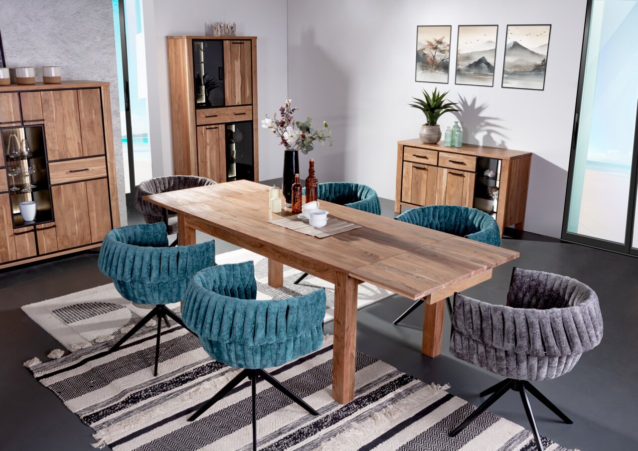 Landscape Sideboard AKAZIO Esszimmer mit Holztisch und modernen, gepolsterten Stühlen in einer stilvollen Einrichtung, seitliche Perspektive.