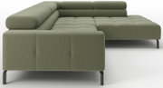 Groene hoekbank met chaise longue, gecapitonneerde zitting en zwarte metalen poten, schuin van voren links gefotografeerd