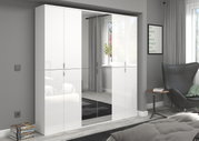 Weiße Garderobenkombination mit Spiegeltüren, seitliche Perspektive im modernen Schlafzimmer