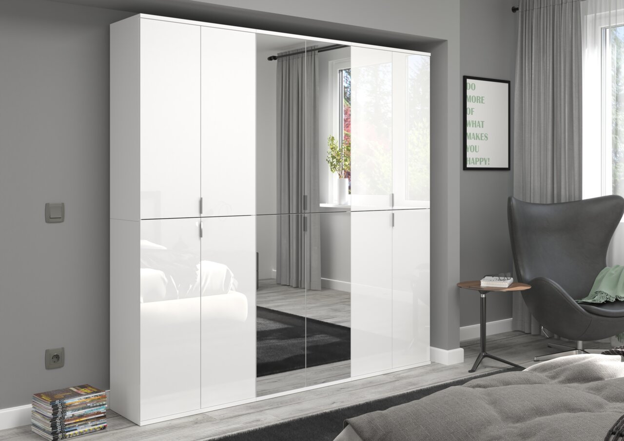 Weiße Garderobenkombination mit Spiegeltüren, seitliche Perspektive im modernen Schlafzimmer