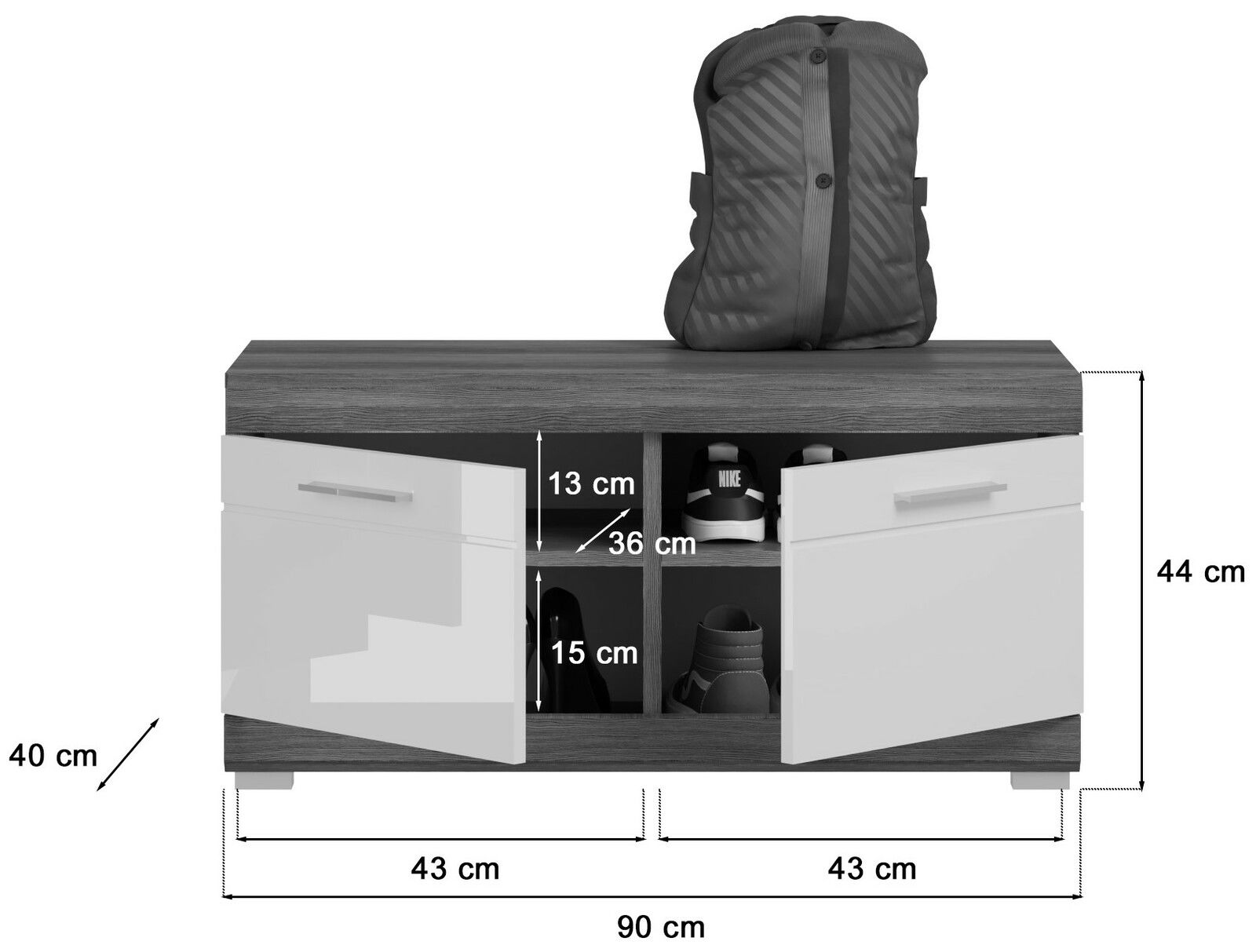 Garderoben-Set mit zwei offenen Türen, Schuhfächern und einem Rucksack auf der Oberseite, frontal betrachtet.