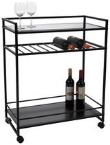 Moderner Servierwagen aus Metall mit zwei Gläsern und mehreren Weinflaschen, seitliche Perspektive