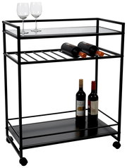 Moderner Servierwagen aus Metall mit zwei Gläsern und mehreren Weinflaschen, seitliche Perspektive