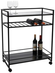 Moderner Servierwagen aus Metall mit zwei Gläsern und mehreren Weinflaschen, seitliche Perspektive