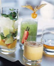 Verschiedene bunte Getränke in Schnapsgläsern, fotografiert aus einer leicht erhöhten Perspektive.