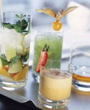 Verschiedene bunte Getränke in Schnapsgläsern, fotografiert aus einer leicht erhöhten Perspektive.