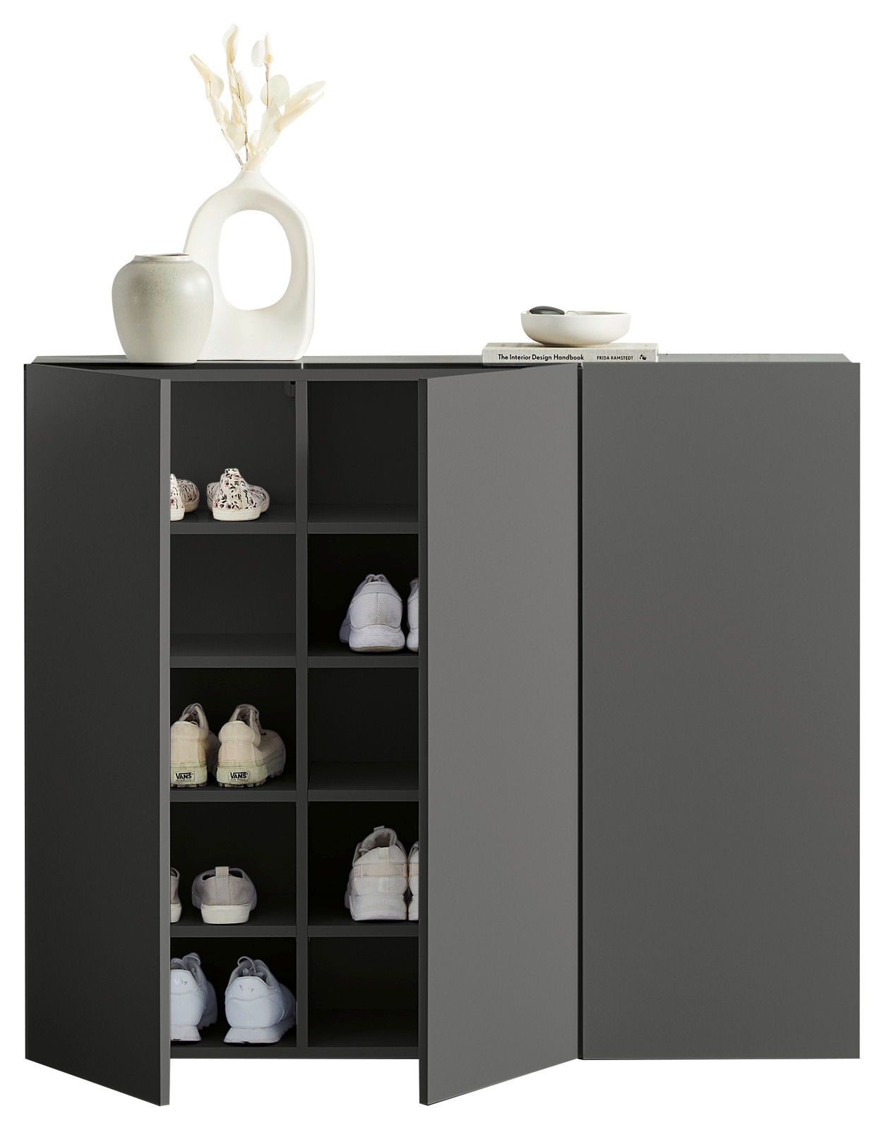 Moderner Hängeschuhschrank in dunklem Grau mit offener Tür, die mehrere Paar Schuhe zeigt. Dekorative Vasen und Bücher auf der Oberseite. Frontalansicht.