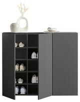 Moderner Hängeschuhschrank in dunklem Grau mit offener Tür, die mehrere Paar Schuhe zeigt. Dekorative Vasen und Bücher auf der Oberseite. Frontalansicht.