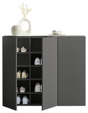 Moderner Hängeschuhschrank in dunklem Grau mit offener Tür, die mehrere Paar Schuhe zeigt. Dekorative Vasen und Bücher auf der Oberseite. Frontalansicht.