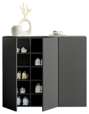 Moderner Hängeschuhschrank in dunklem Grau mit offener Tür, die mehrere Paar Schuhe zeigt. Dekorative Vasen und Bücher auf der Oberseite. Frontalansicht.