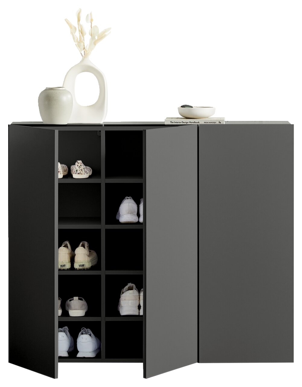 Moderne hangende schoenenkast in donkergrijs met een open deur, waarin meerdere paar schoenen te zien zijn. Decoratieve vazen en boeken op het bovenblad. Vooraanzicht.