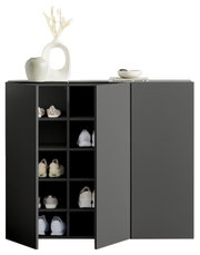 Moderne hangende schoenenkast in donkergrijs met een open deur, waarin meerdere paar schoenen te zien zijn. Decoratieve vazen en boeken op het bovenblad. Vooraanzicht.