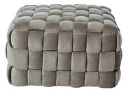 Grauer, gepolsterter Hocker mit quadratischem Muster, seitliche Perspektive