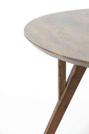 Nahaufnahme eines runden Esstisches aus Holz mit schrägen Beinen, Perspektive von der Seite.