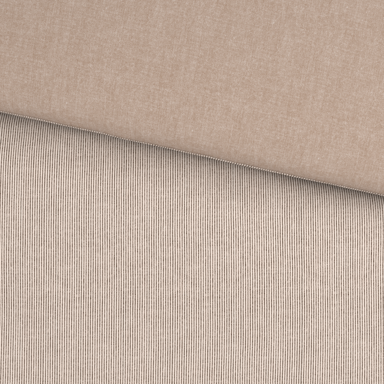 Nahaufnahme von Bettwäsche in Beige mit feinen Streifen, perspektivisch von oben fotografiert.