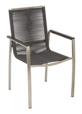 Moderner Gartensessel mit Metallrahmen und geflochtener Sitzfläche, seitliche Perspektive