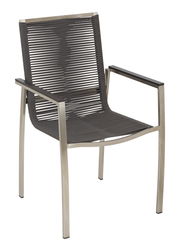 Moderner Gartensessel mit Metallrahmen und geflochtener Sitzfläche, seitliche Perspektive