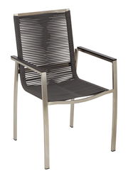 Moderner Gartensessel mit Metallrahmen und geflochtener Sitzfläche, seitliche Perspektive