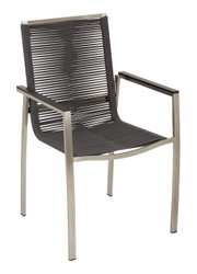 Moderner Gartensessel mit Metallrahmen und geflochtener Sitzfläche, seitliche Perspektive