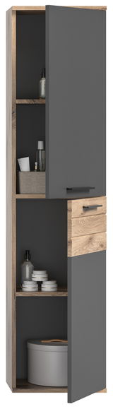 Hochschrank mit grauen Türen und Holzelementen, teilweise geöffnet, mit Regalen und verschiedenen Aufbewahrungsgegenständen, Frontalansicht.