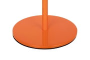 Nahaufnahme der Basis einer orangefarbenen Akku-Tischleuchte aus seitlicher Perspektive.