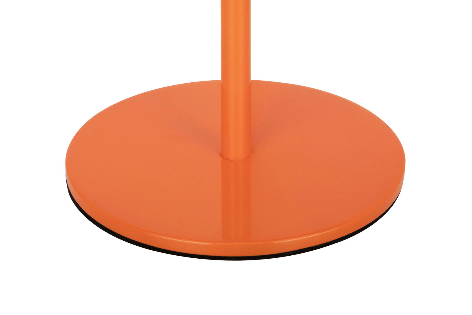 Nahaufnahme der Basis einer orangefarbenen Akku-Tischleuchte aus seitlicher Perspektive.