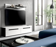 Modernes weißes TV-Lowboard mit schwarzen Griffleisten und wandmontiertem Flachbildfernseher im Wohnzimmer, frontale Perspektive