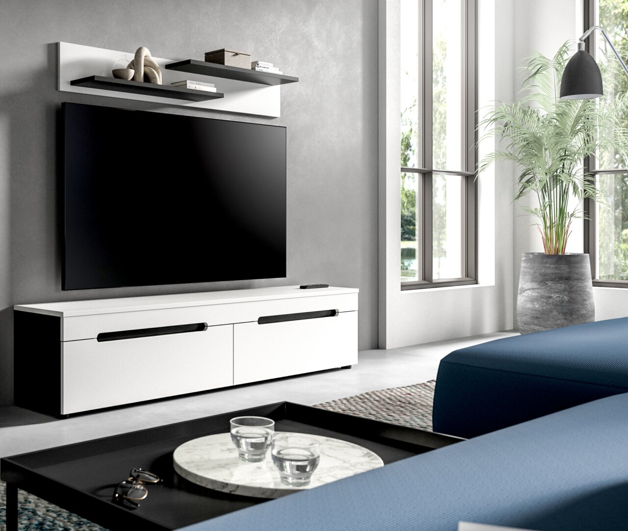 MID.YOU TV-Lowboard CANU Modernes weißes TV-Lowboard mit schwarzen Griffleisten und wandmontiertem Flachbildfernseher im Wohnzimmer, frontale Perspektive