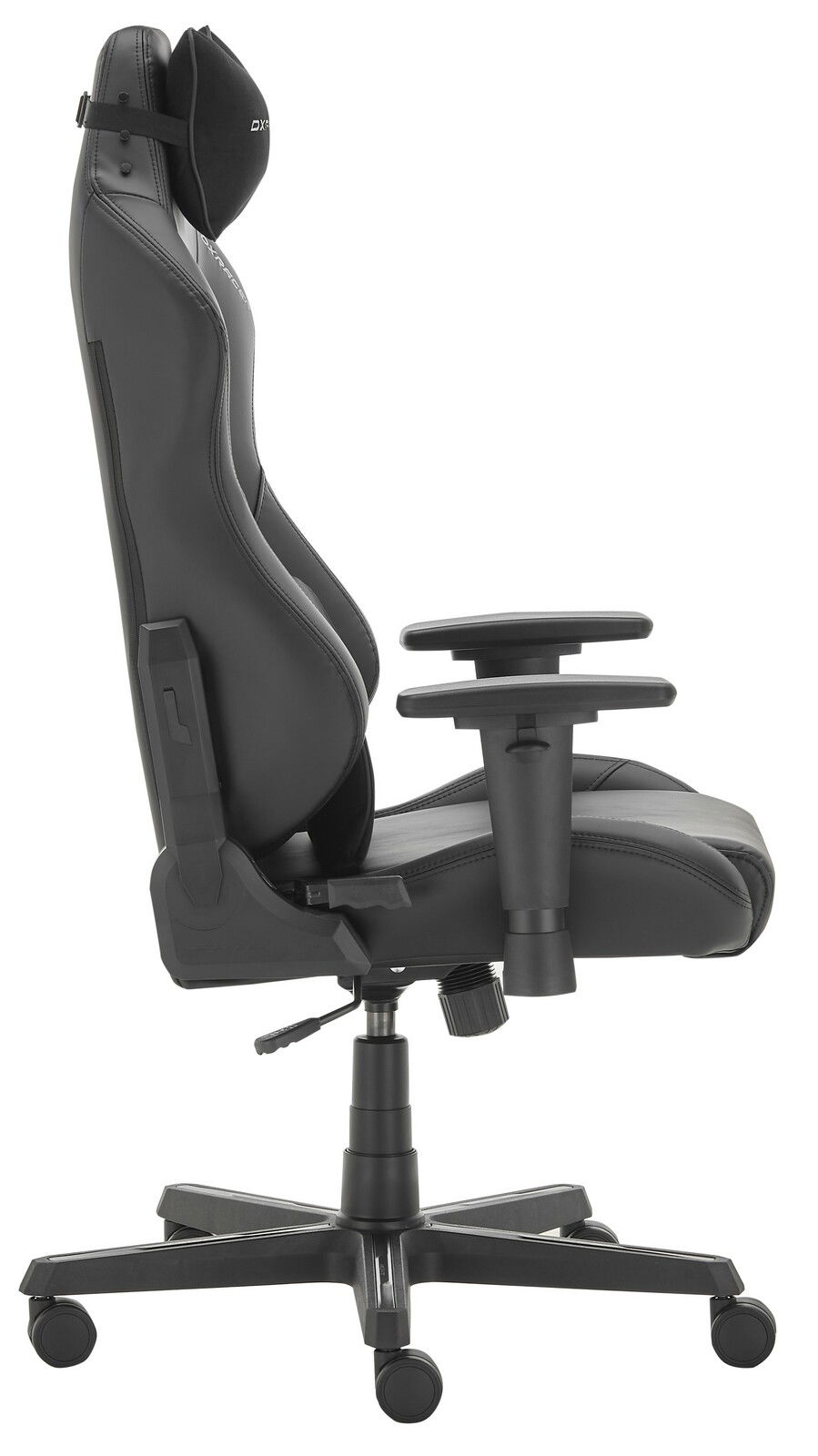 Seitenansicht eines schwarzen DX Racer Gamingstuhls mit verstellbaren Armlehnen und Kopfstütze.