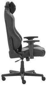 Seitenansicht eines schwarzen DX Racer Gamingstuhls mit verstellbaren Armlehnen und Kopfstütze.