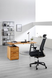 Moderner Schreibtisch aus Holz mit Schubladen, seitliche Perspektive, in einem hellen Büro mit ergonomischem Stuhl und Regal im Hintergrund.
