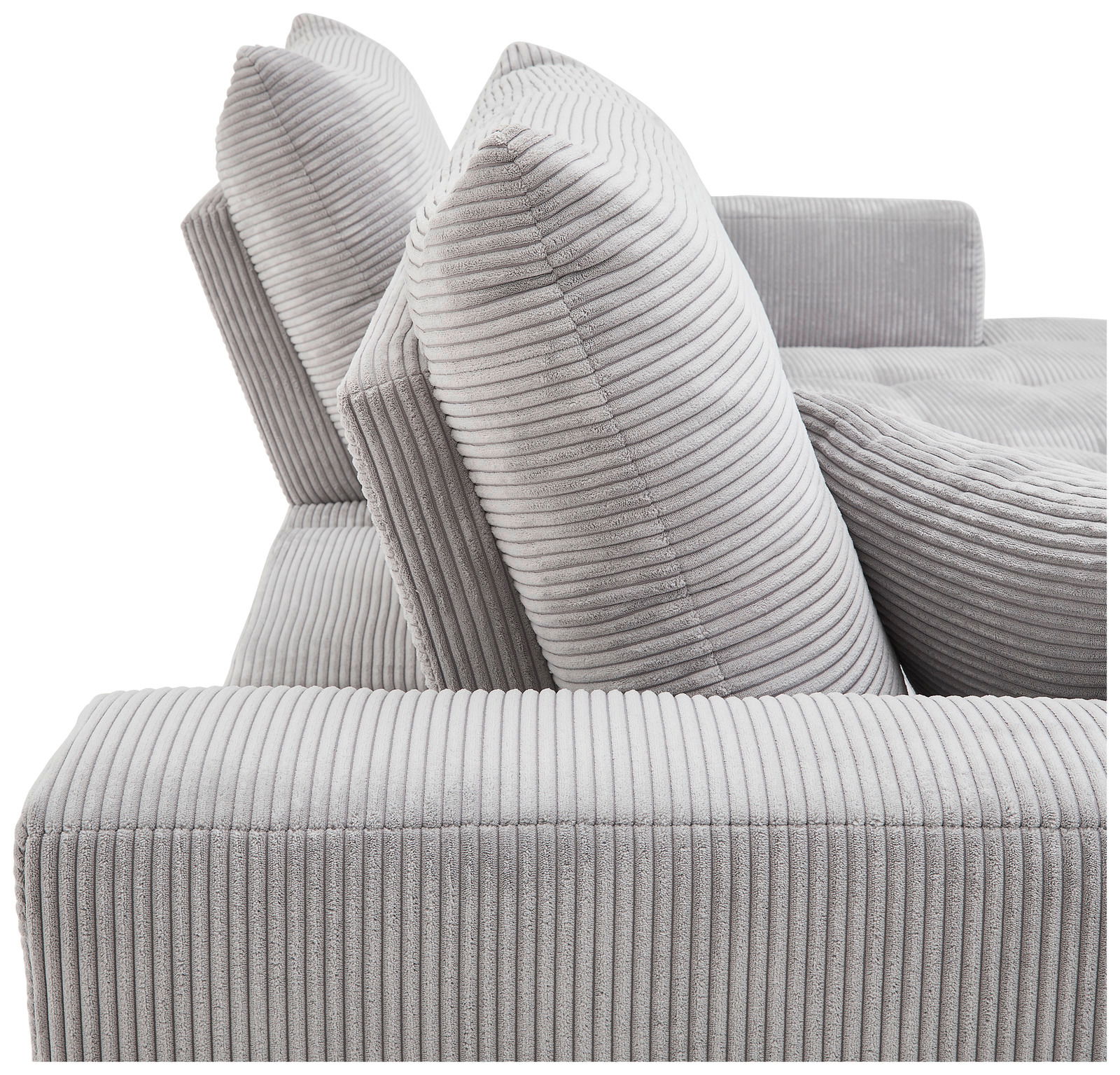 Nahaufnahme einer grauen, gerippten Sofaecke mit zwei großen Kissen, seitliche Perspektive.