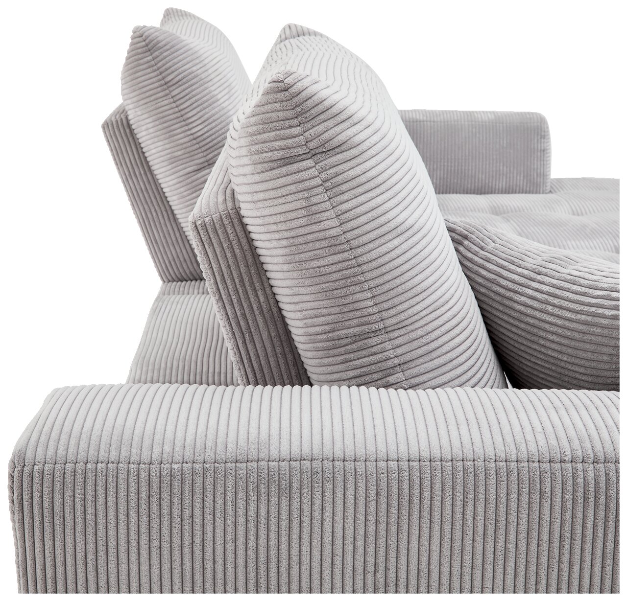 Nahaufnahme einer grauen, gerippten Sofaecke mit zwei großen Kissen, seitliche Perspektive.