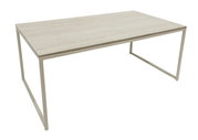 Moderner Couchtisch mit rechteckiger Holzplatte und schlankem Metallgestell, seitliche Perspektive