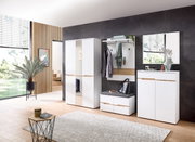 Moderne garderobe-inrichting met witte kast, spiegel, garderobepaneel en bankje in een stijlvolle ruimte, gezien vanuit de zijkant.
