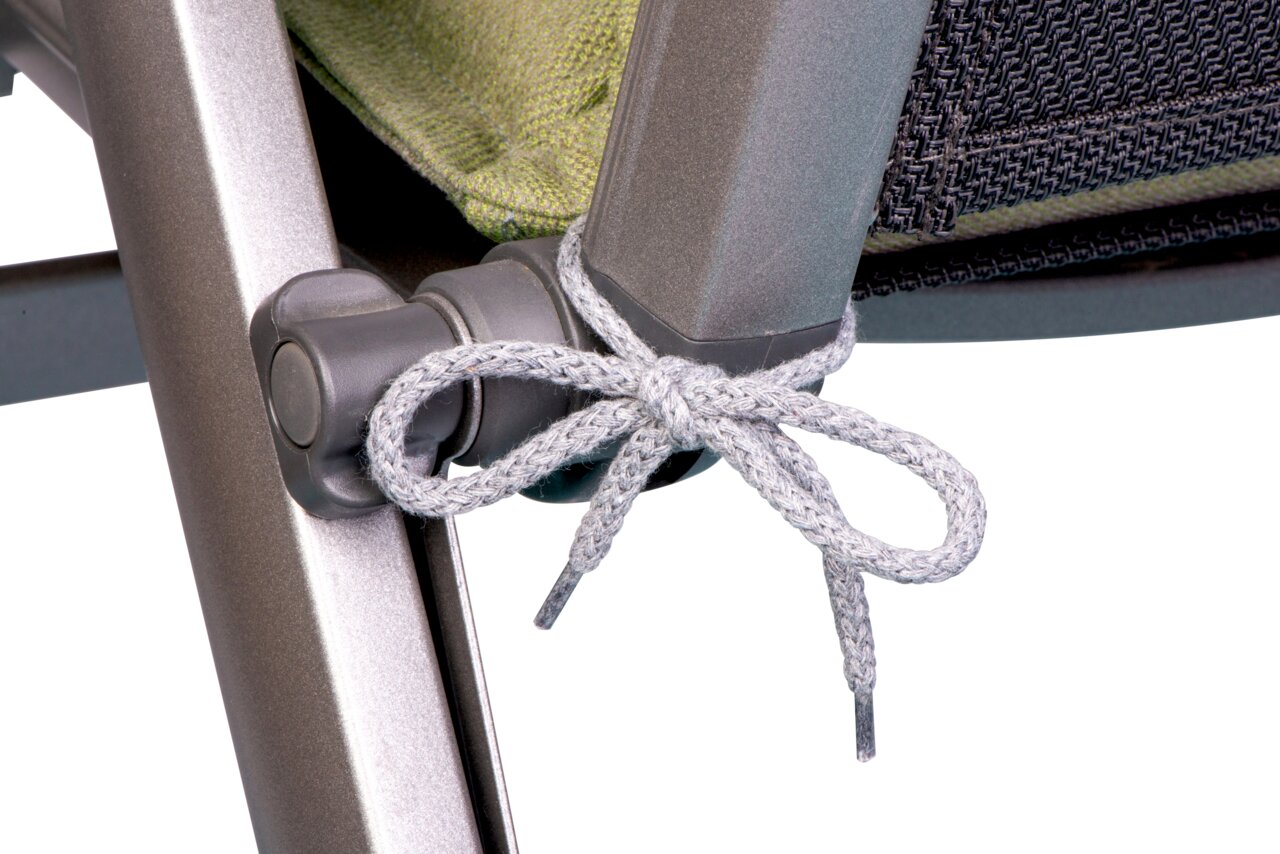 Go-De Stoelbekleding Close-up van een stoelbekleding van groene stof, bevestigd aan een metalen frame met een grijs koord in de vorm van een strik.