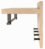 Seitenansicht einer Wandgarderobe aus Holz mit Metallhaken und einer Kleiderstange.