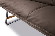 Nahaufnahme der Koinor Eckbank SOFTY in braunem Leder mit sichtbaren Nähten und Metallbeinen, seitliche Perspektive.